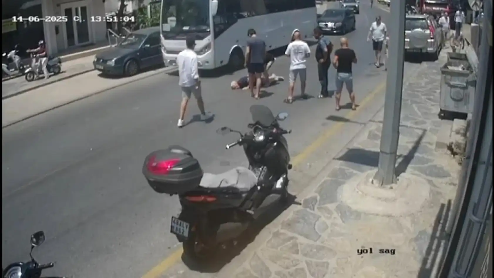 Muğla'da yolun karşısına geçmeye çalışan adama hafif ticari araç çarptı