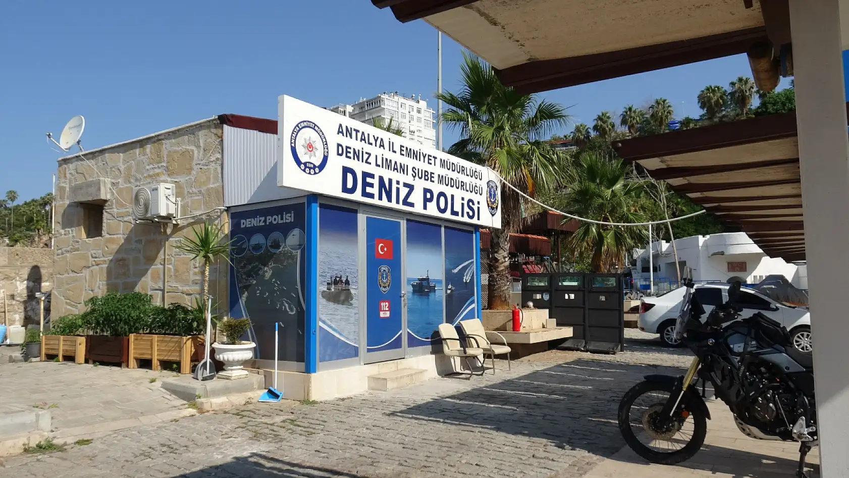 Manzara izleyen vatandaşlar fark etti, denizde erkek cesedi bulundu