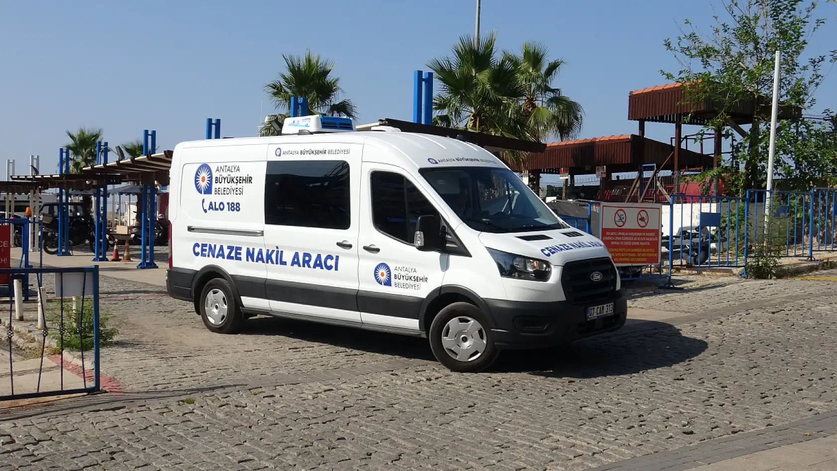 Manzara izleyen vatandaşlar fark etti, denizde erkek cesedi bulundu