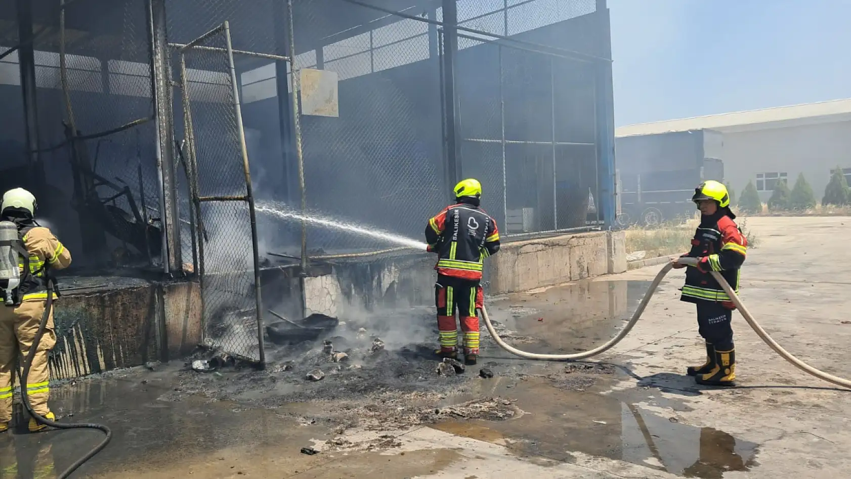 Toptancı sebze halinde korkutan yangın