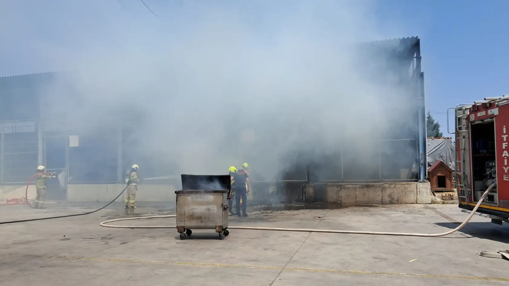 Toptancı sebze halinde korkutan yangın