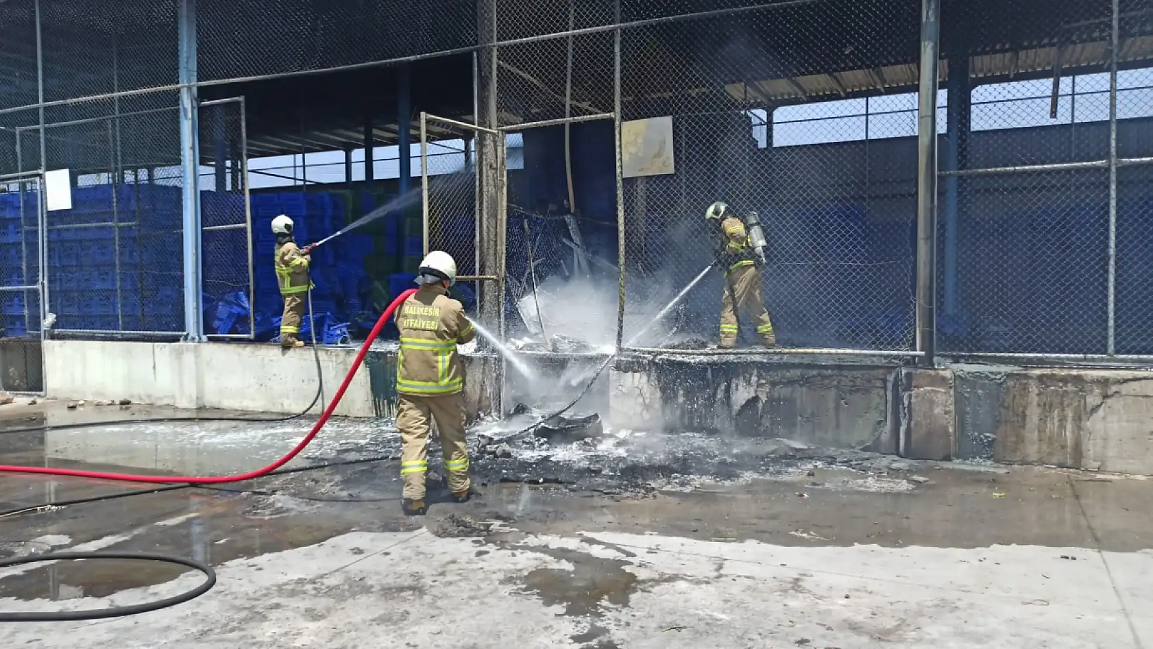 Toptancı sebze halinde korkutan yangın