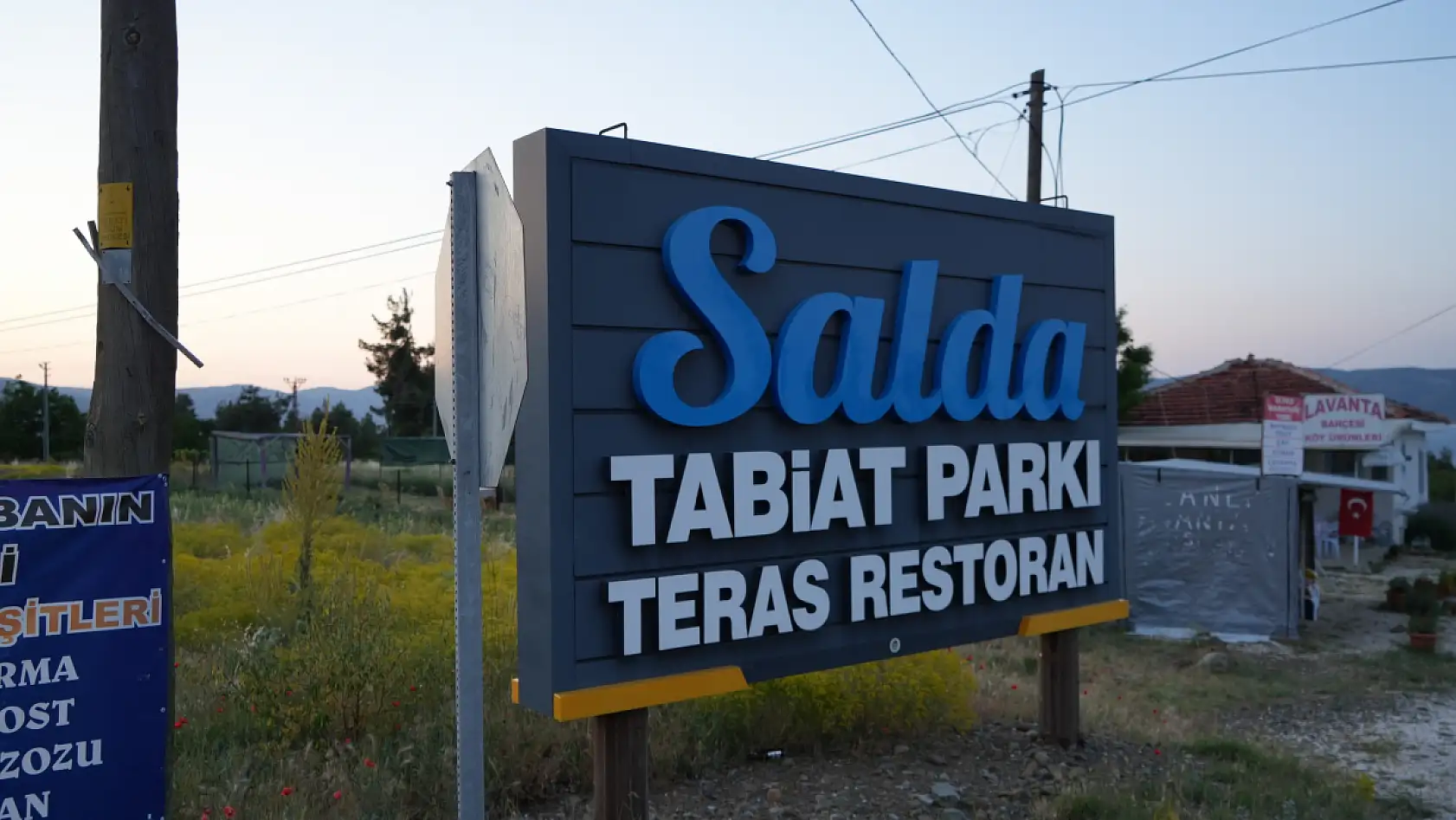 Salda Gölü'ne giren baba ve oğul boğuldu, kızı vatandaşlar kurtardı