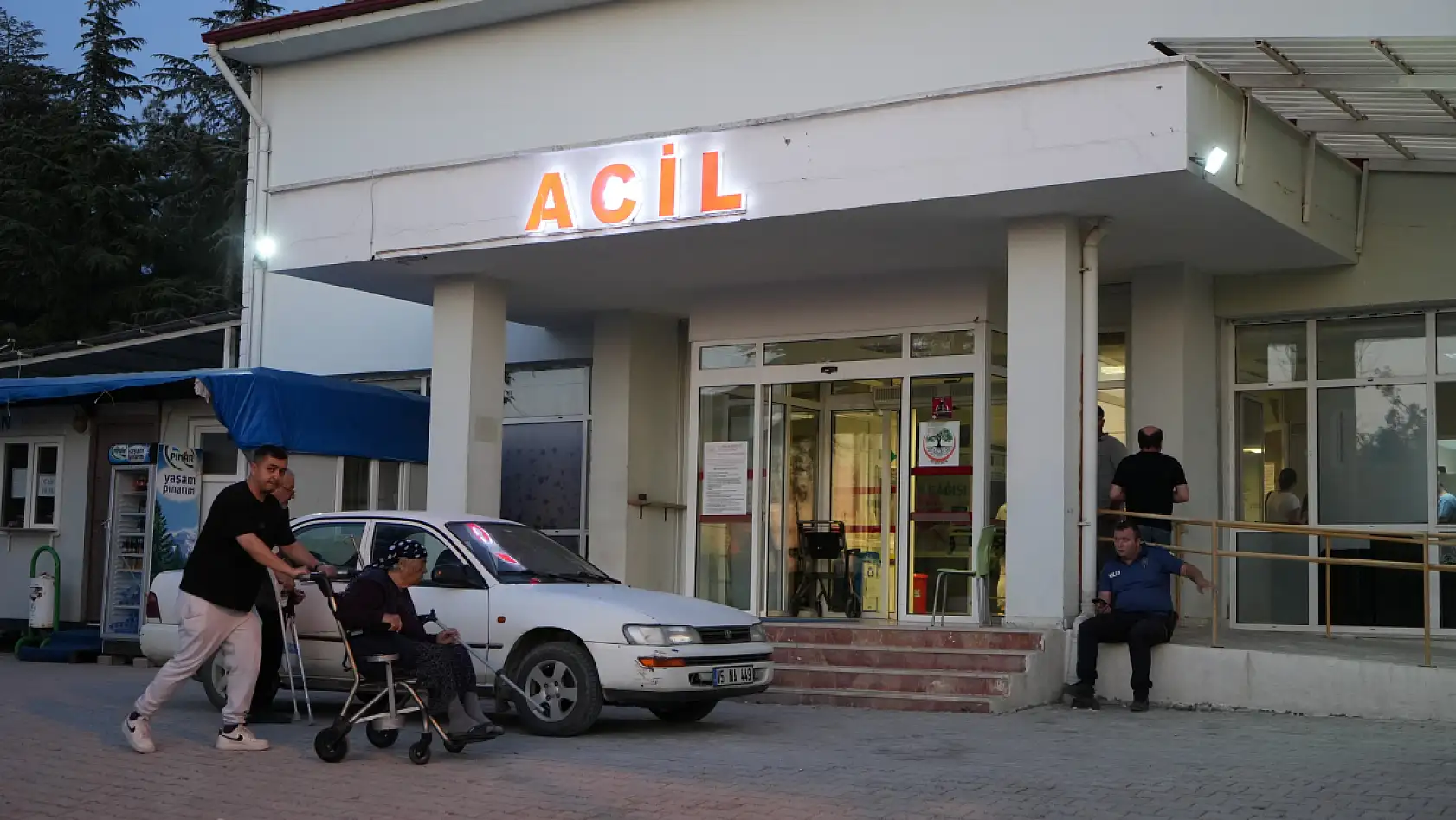 Salda Gölü'ne giren baba ve oğul boğuldu, kızı vatandaşlar kurtardı