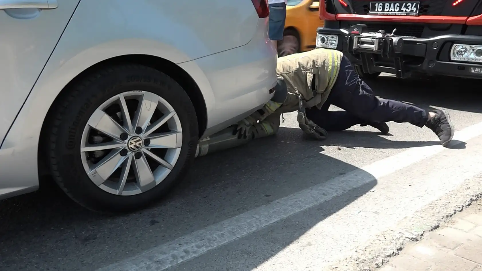 Yavru kedi, trafiği kilitledi