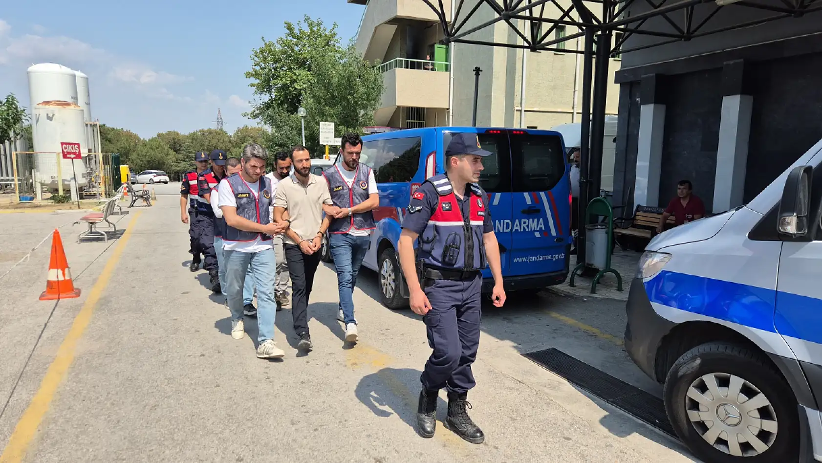Çalıştığı işyerini soydu, patronuna ölüm tehditli not bıraktı