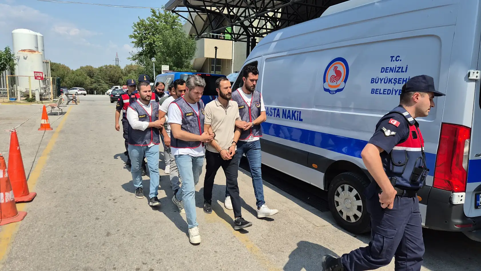 Çalıştığı işyerini soydu, patronuna ölüm tehditli not bıraktı