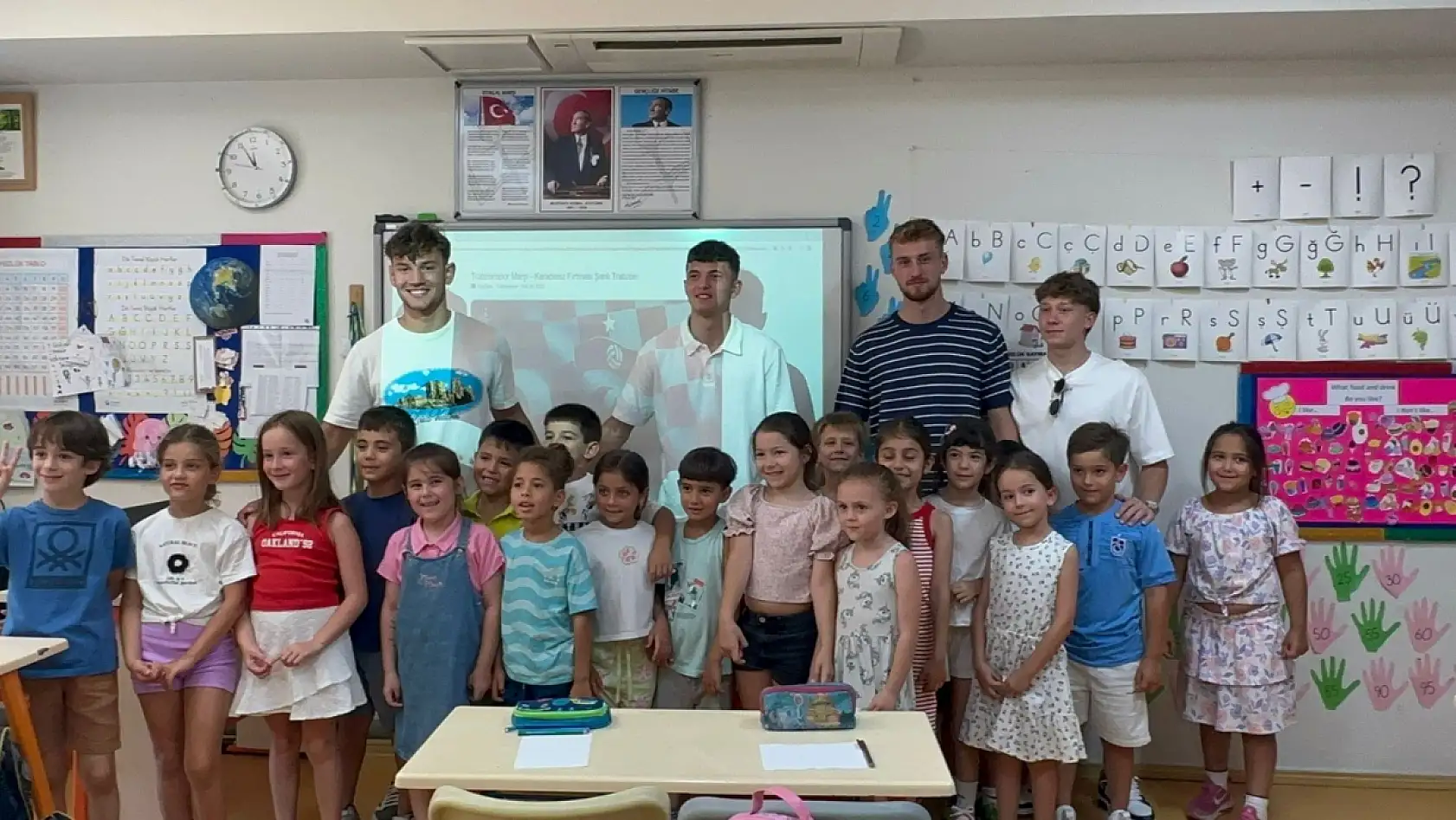 Trabzonspor U-19 takımı Marmaris'te minik yüreklerle buluştu