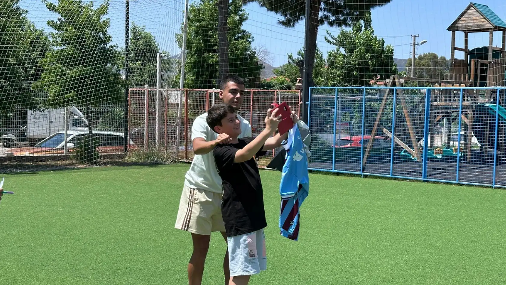 Trabzonspor U-19 takımı Marmaris'te minik yüreklerle buluştu