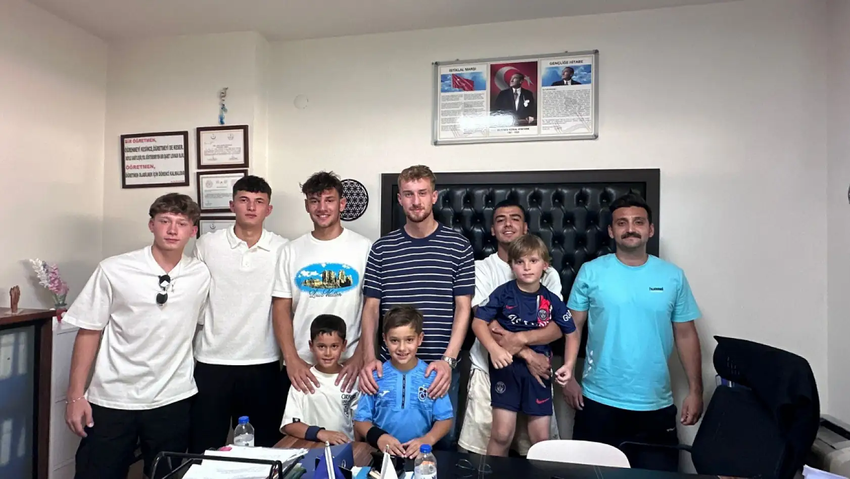 Trabzonspor U-19 takımı Marmaris'te minik yüreklerle buluştu