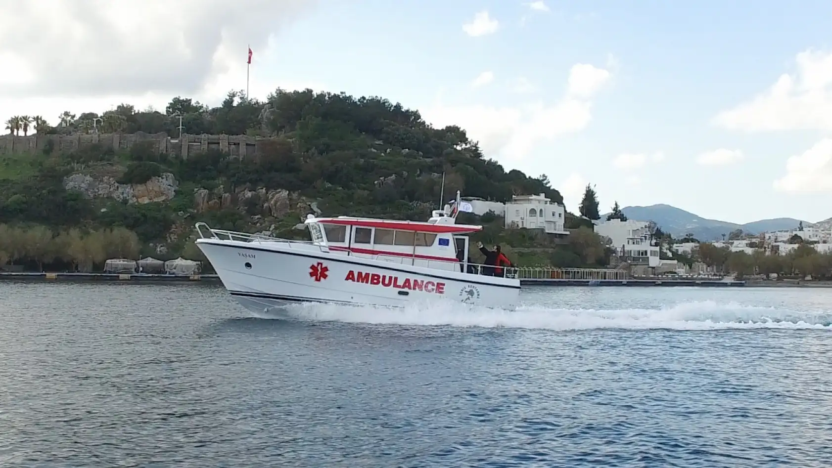Denizde parmağı koptu, deniz ambulansıyla Bodrum'a getirildi