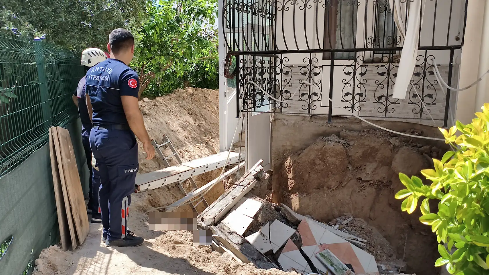 İzolasyon çalışması yapan işçinin üzerine balkon çöktü: 1 ölü