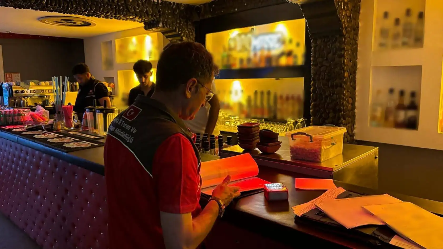 Marmaris'te gıda denetimleri gece saatlerinde de sürüyor