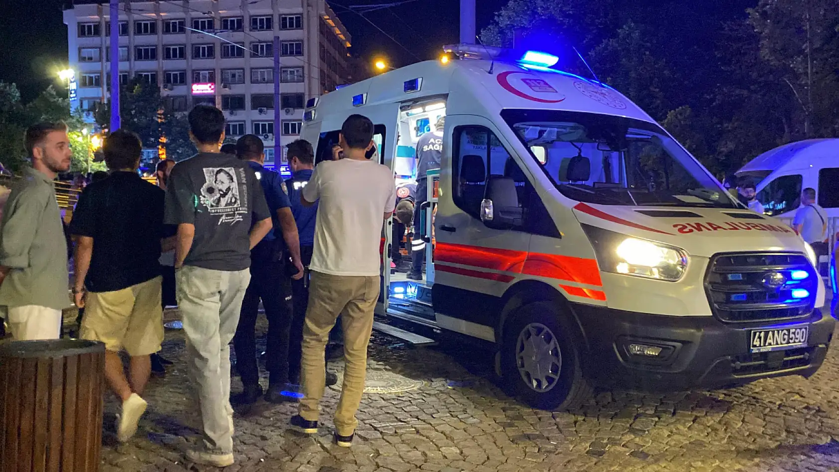 Kentin göbeğinde 17 yaşındaki genç bıçaklandı