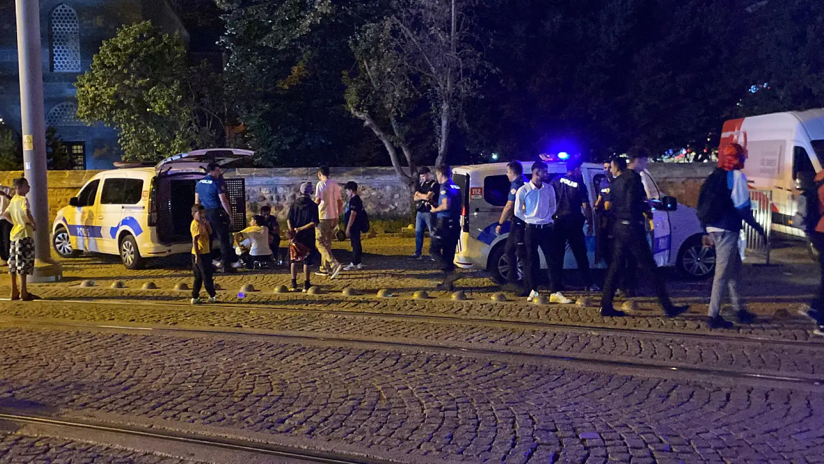 Kentin göbeğinde 17 yaşındaki genç bıçaklandı