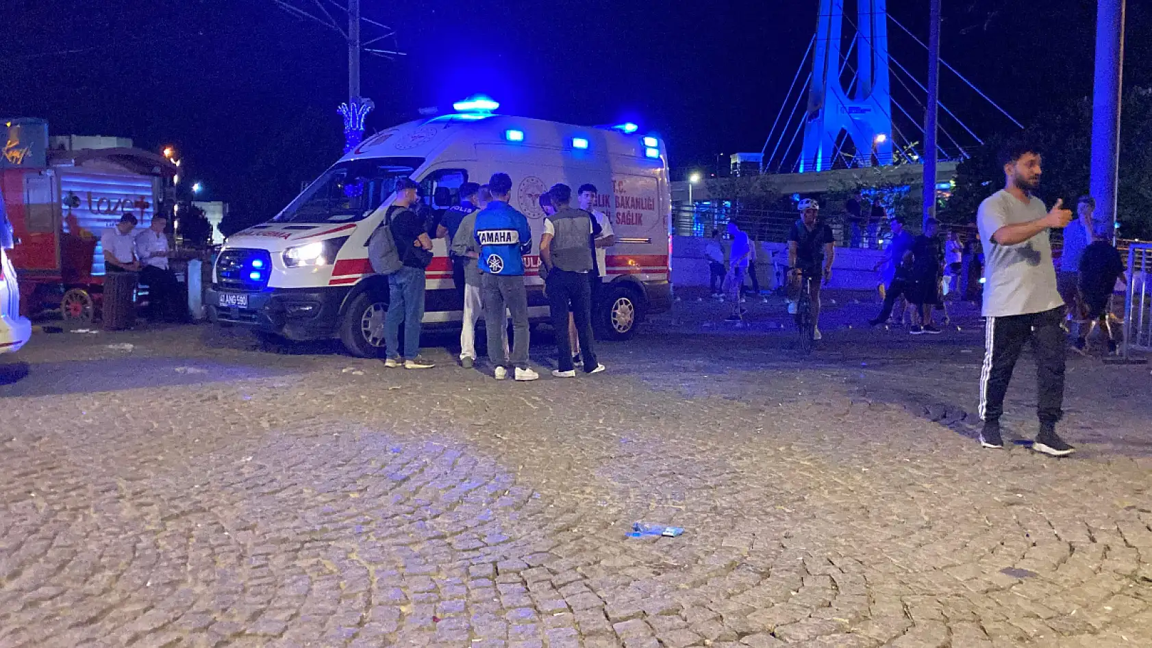 Kentin göbeğinde 17 yaşındaki genç bıçaklandı