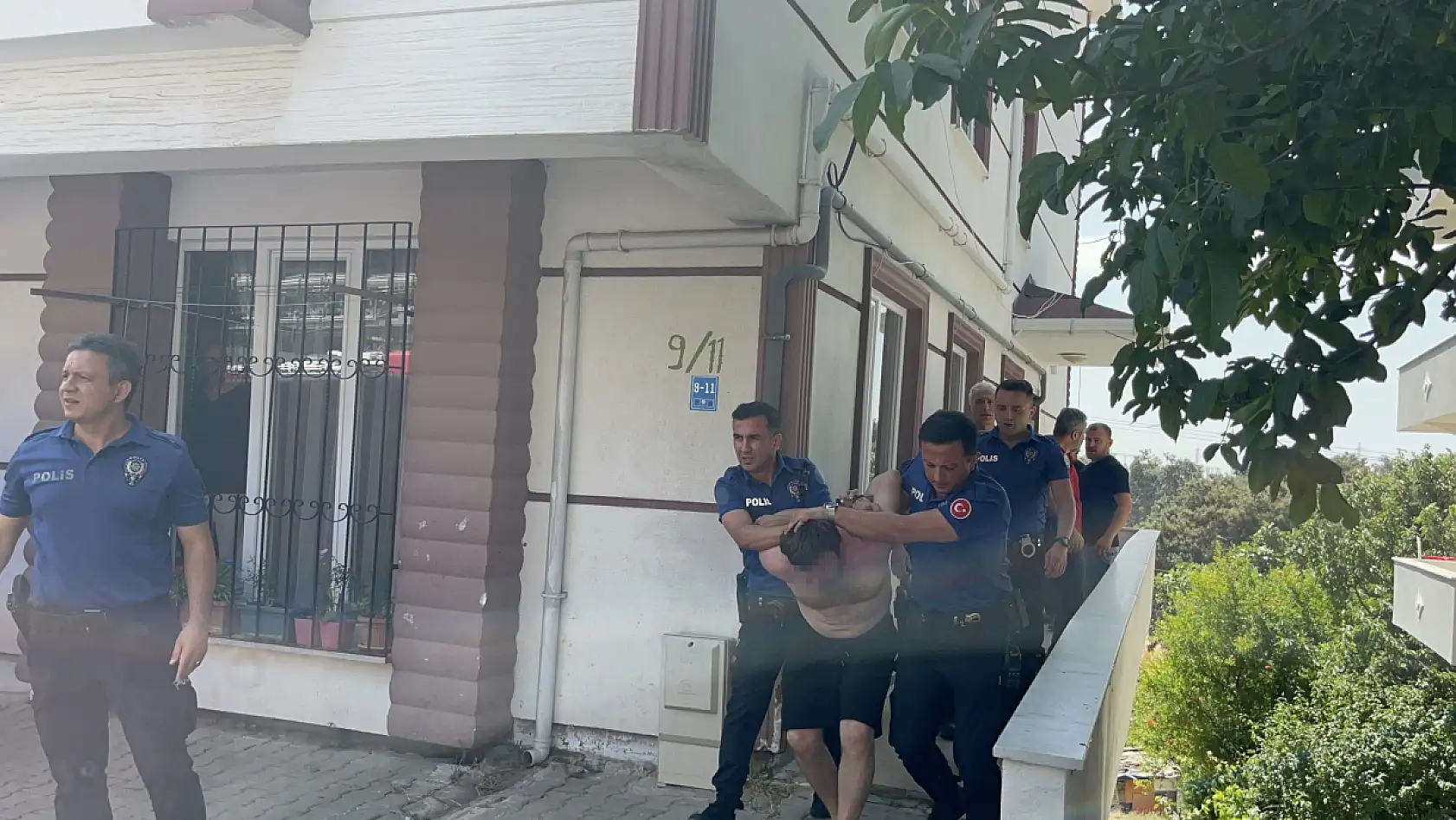 4 aylık bebeği rehin aldı, 'yaklaşmayın' diyerek balkondan bal kabağını fırlattı