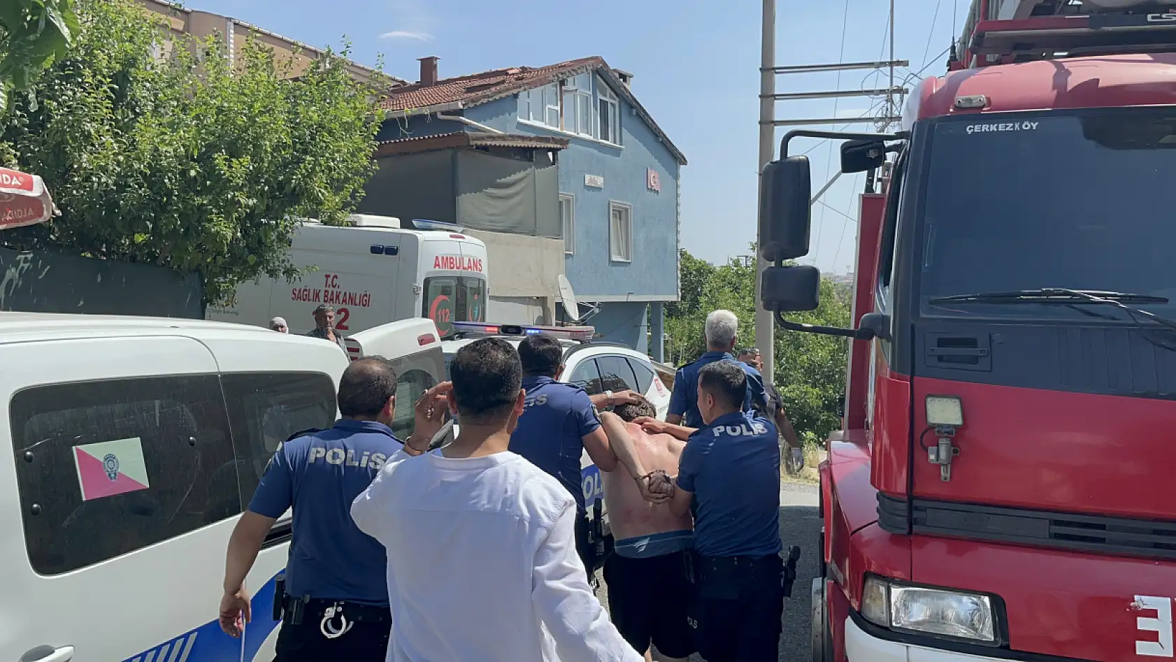 4 aylık bebeği rehin aldı, 'yaklaşmayın' diyerek balkondan bal kabağını fırlattı