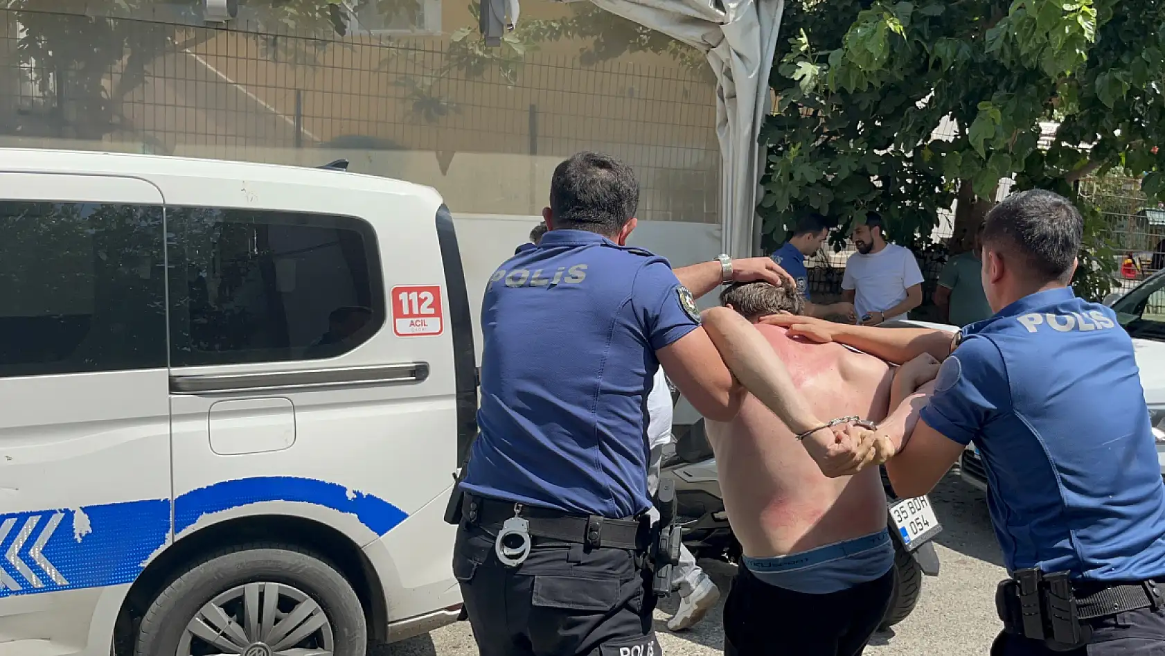 4 aylık bebeği rehin aldı, 'yaklaşmayın' diyerek balkondan bal kabağını fırlattı