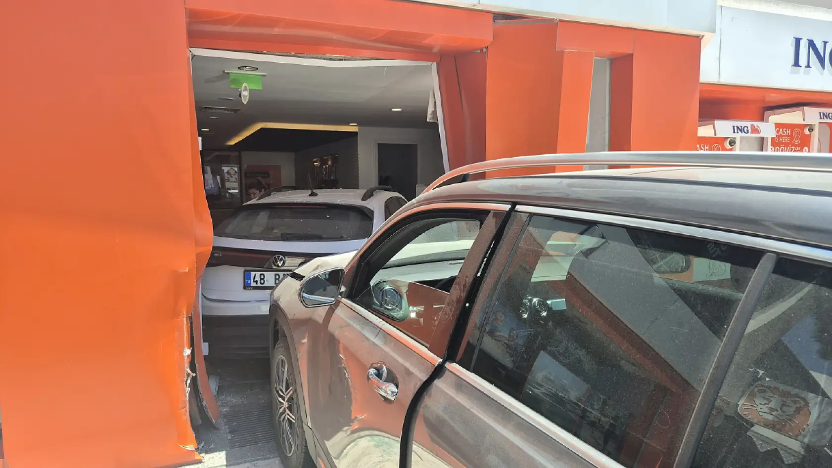 Cipin çarptığı otomobil bankaya girdi