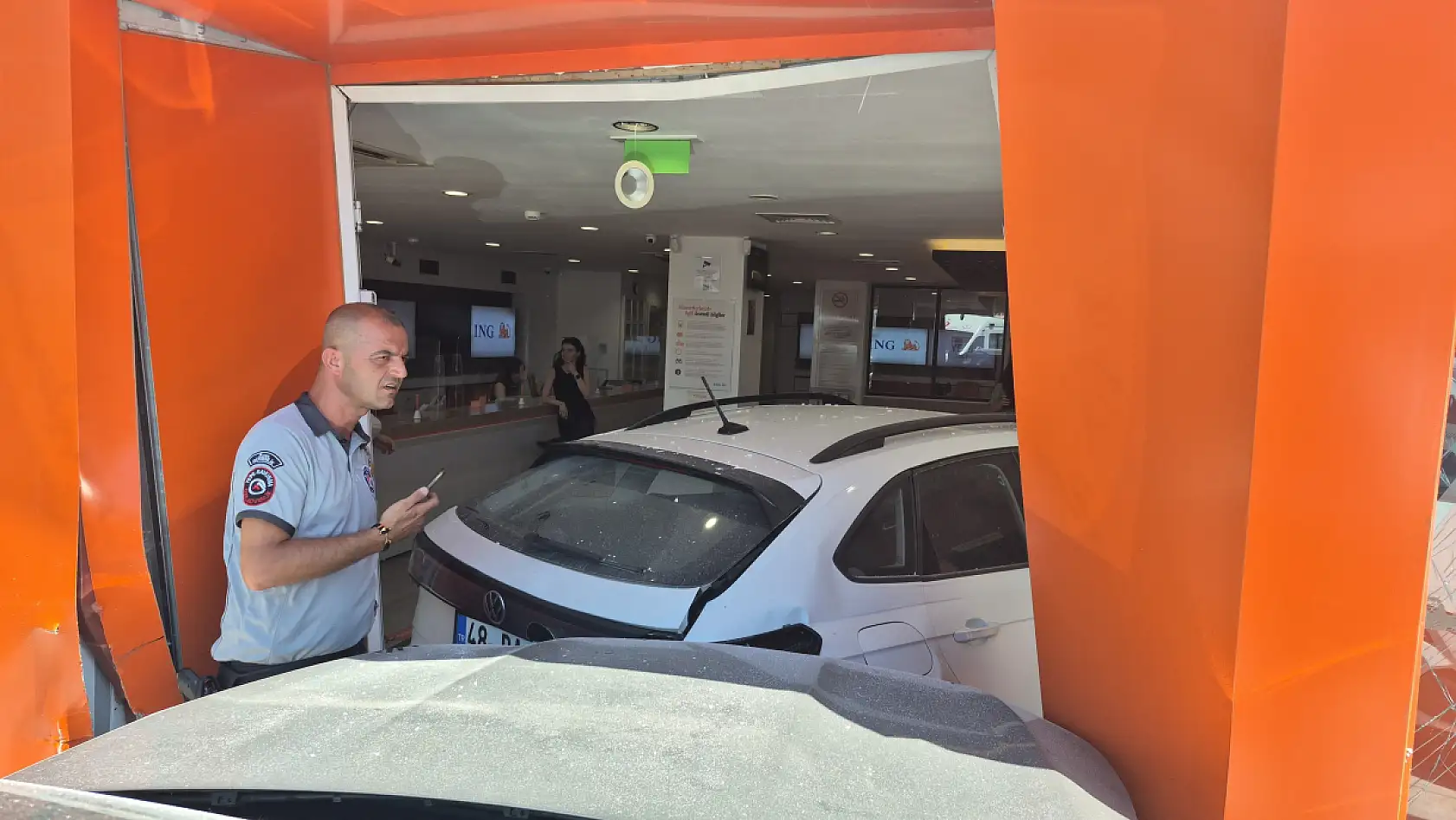 Cipin çarptığı otomobil bankaya girdi