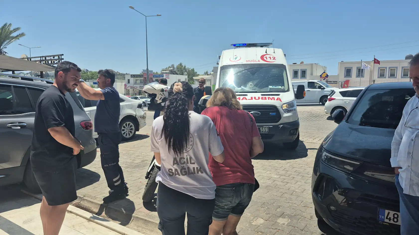 Cipin çarptığı otomobil bankaya girdi