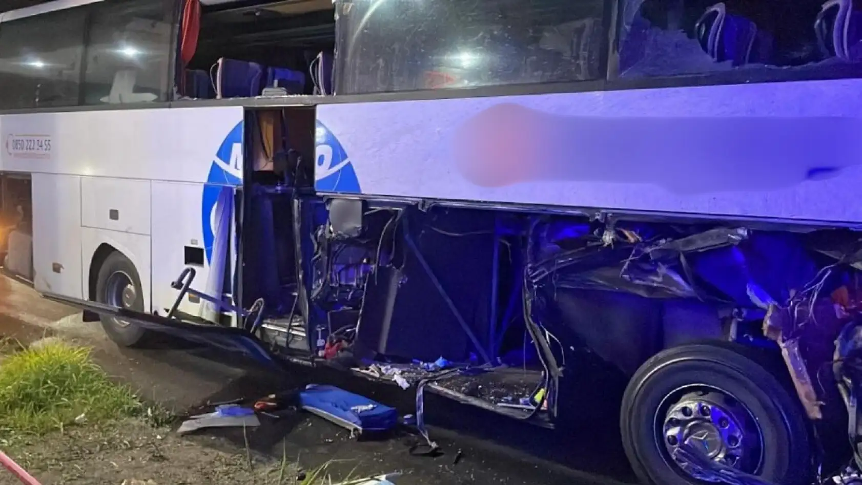 Faciadan dönüldü: 40 yolcusu olan otobüs tıra çarptı, 12 kişi yaralandı