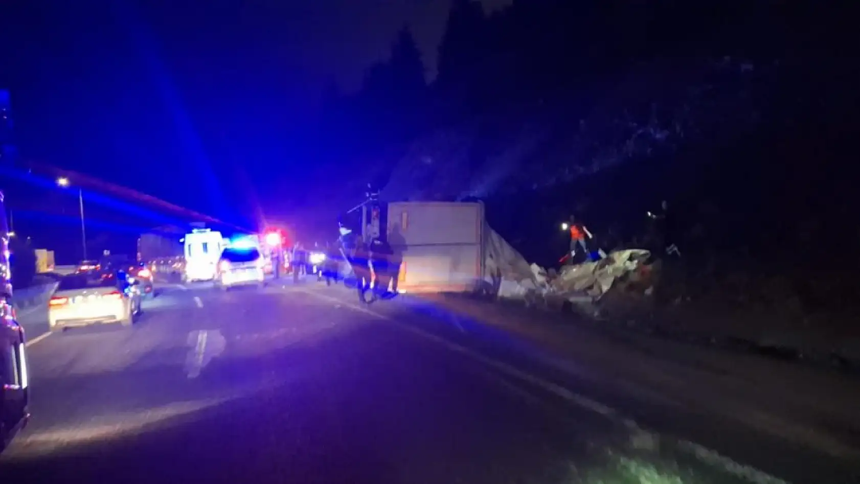 Beyaz eşya yüklü tır devrildi: 1 ölü, 1 yaralı