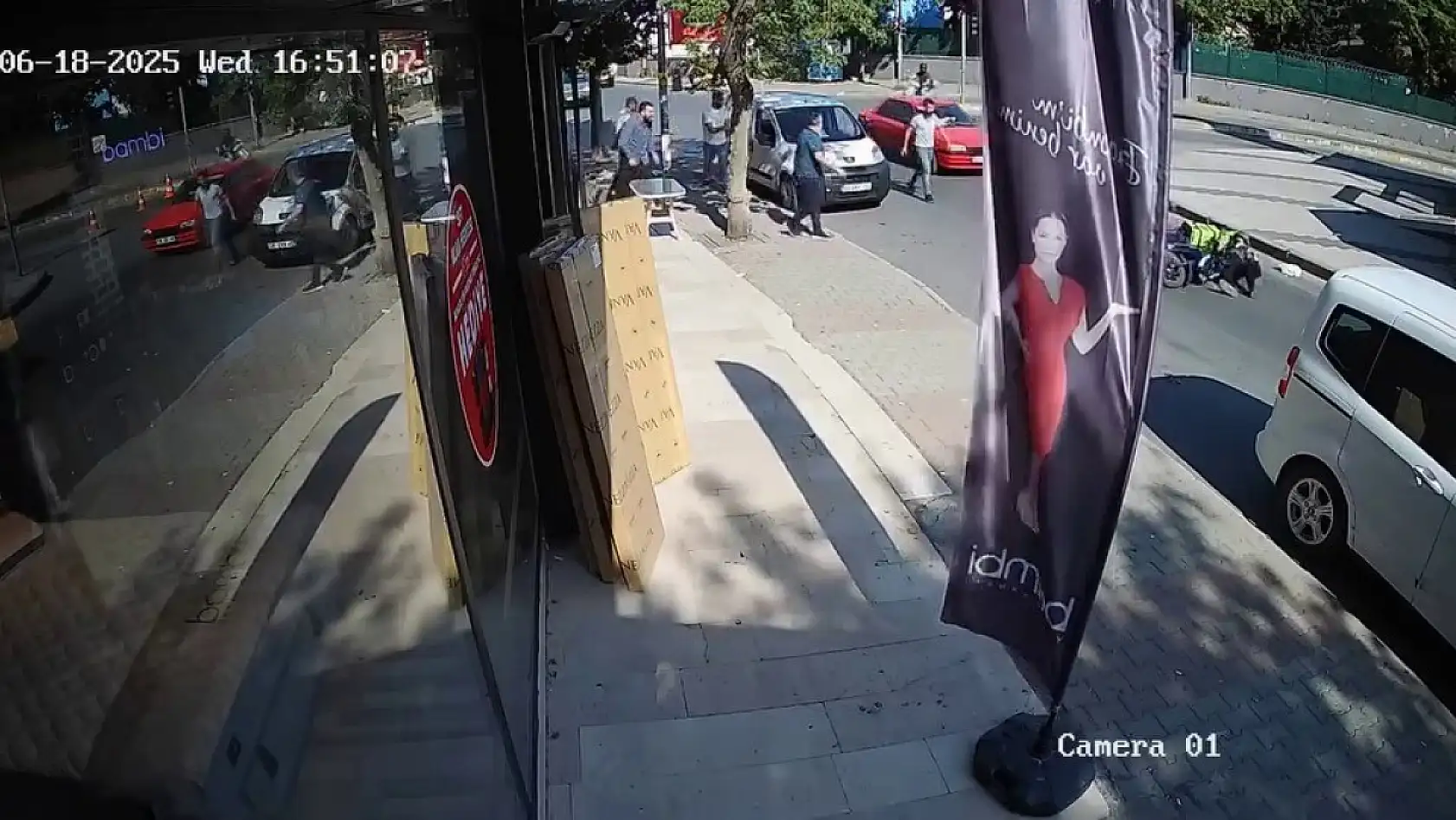 Araç kapısına çarpan motosiklet sürücüsü yaralandı