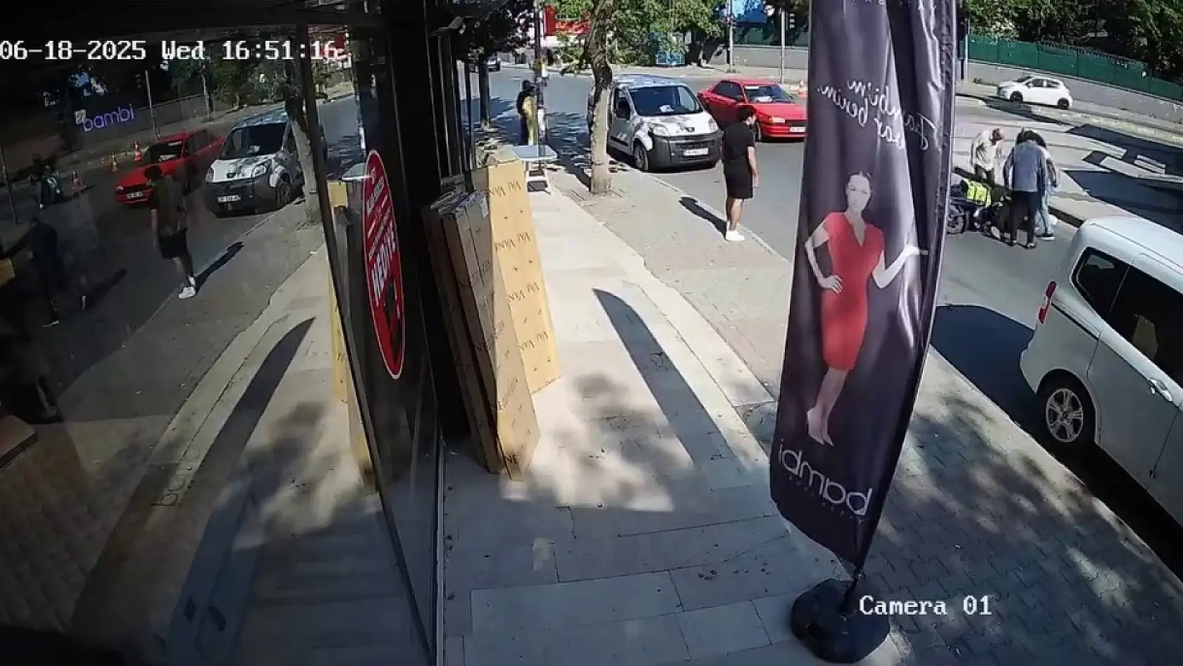 Araç kapısına çarpan motosiklet sürücüsü yaralandı