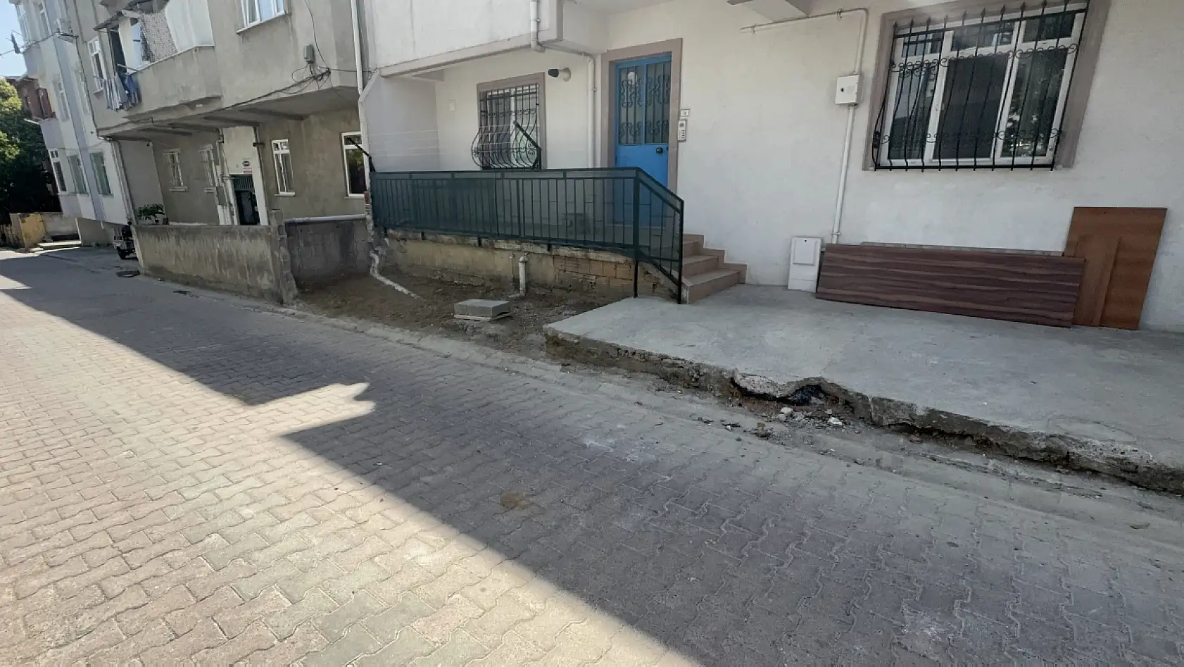 Yardım istedi, otomobilinden oluyordu