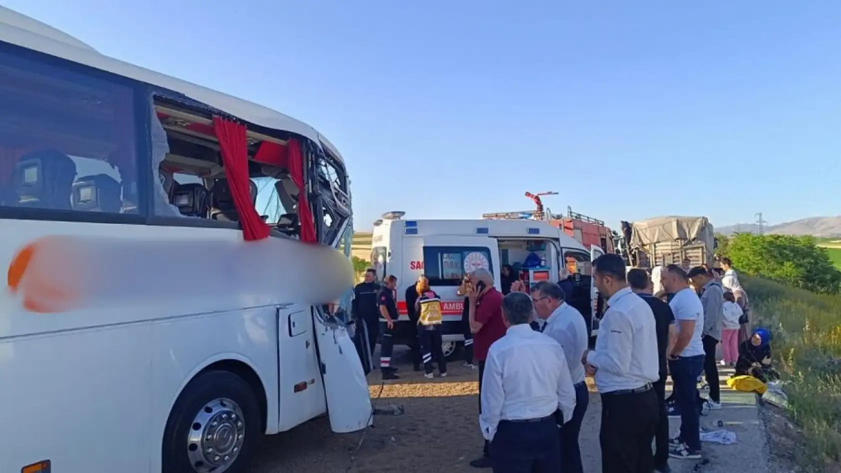 Yolcu otobüsü ve tırın da karıştığı zincirleme kazada 24 kişi yaralandı