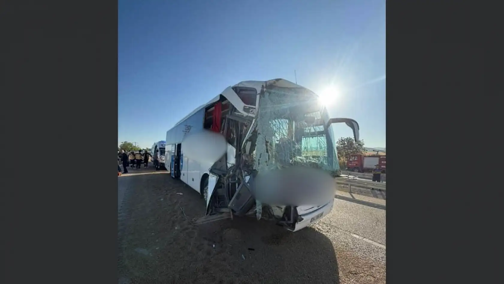 Yolcu otobüsü ve tırın da karıştığı zincirleme kazada 24 kişi yaralandı