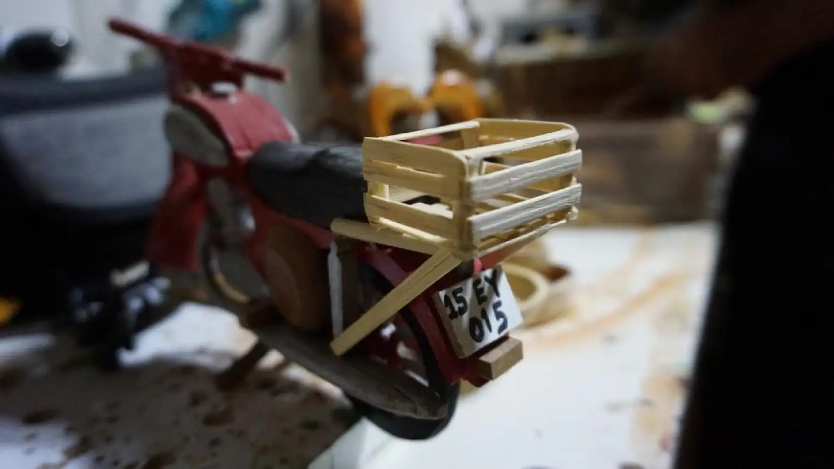 İki kalas bir hevesle başladı, minyatür sanatın ustasına dönüştü