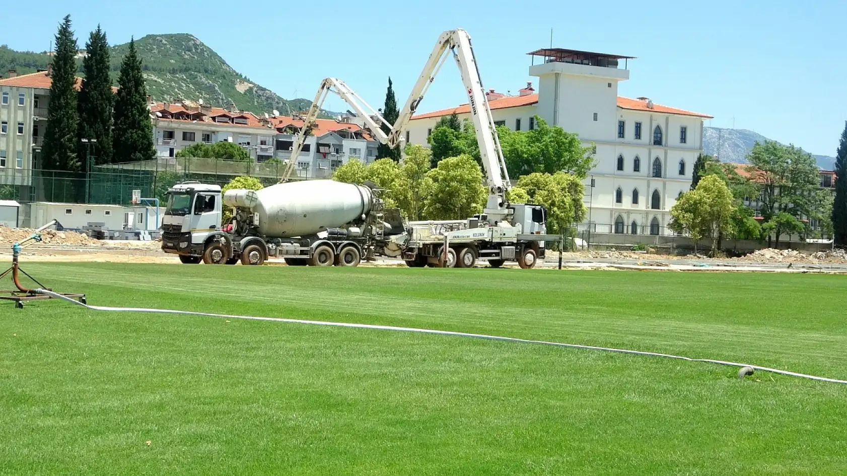 Muğla Atatürk Stadyumu'nda yeni tribün inşaatı hızla sürüyor