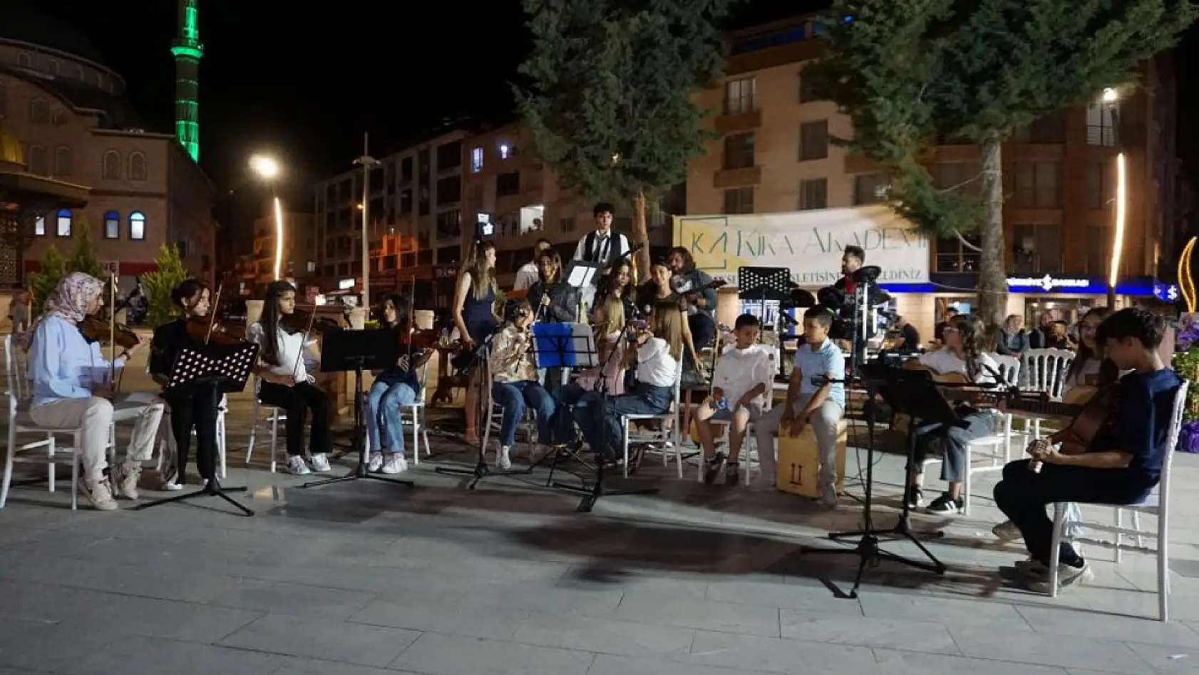 Küçük parmaklar Yörük ezgilerini Batı'nın tınılarıyla buluşturdu