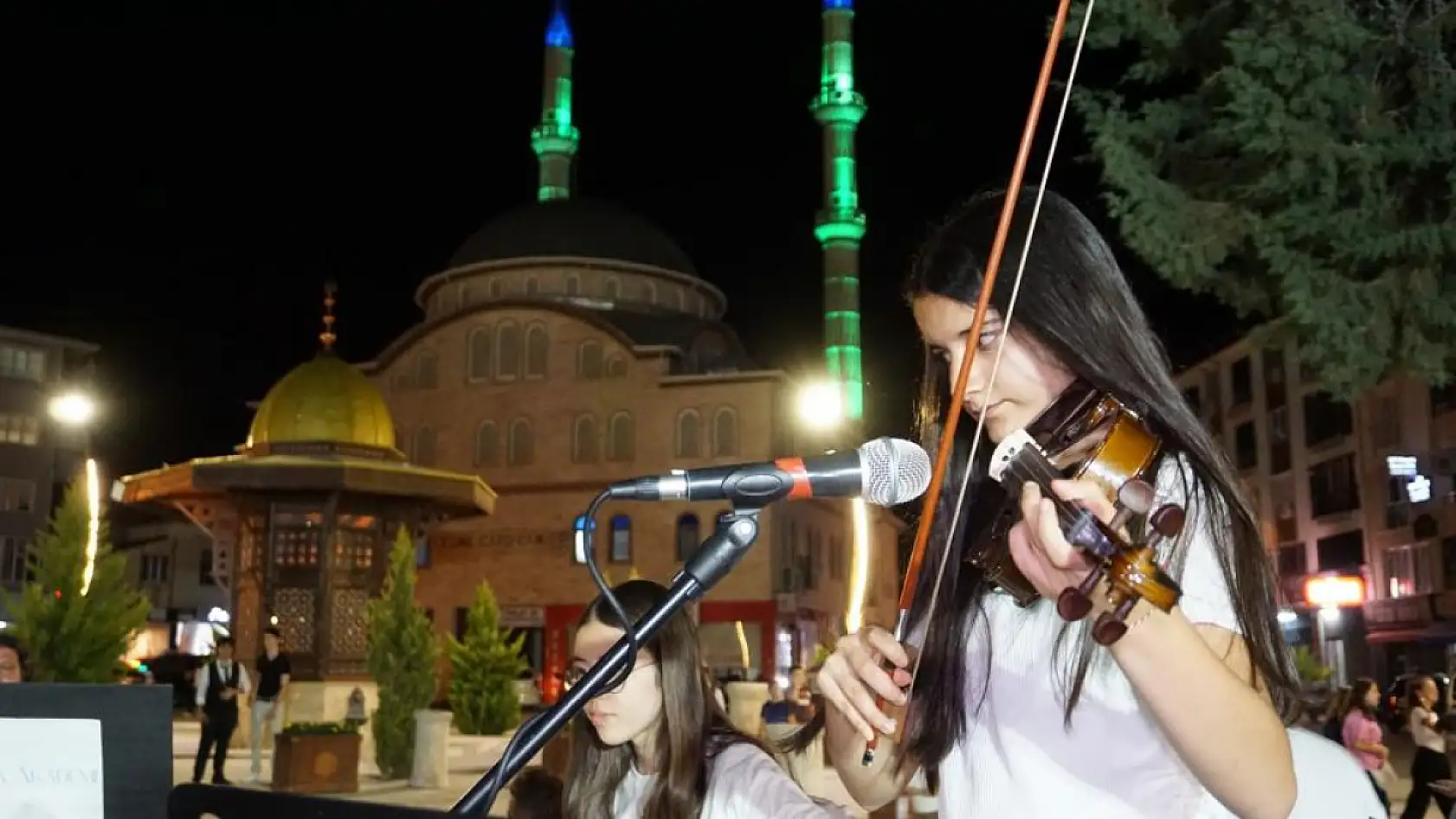 Küçük parmaklar Yörük ezgilerini Batı'nın tınılarıyla buluşturdu