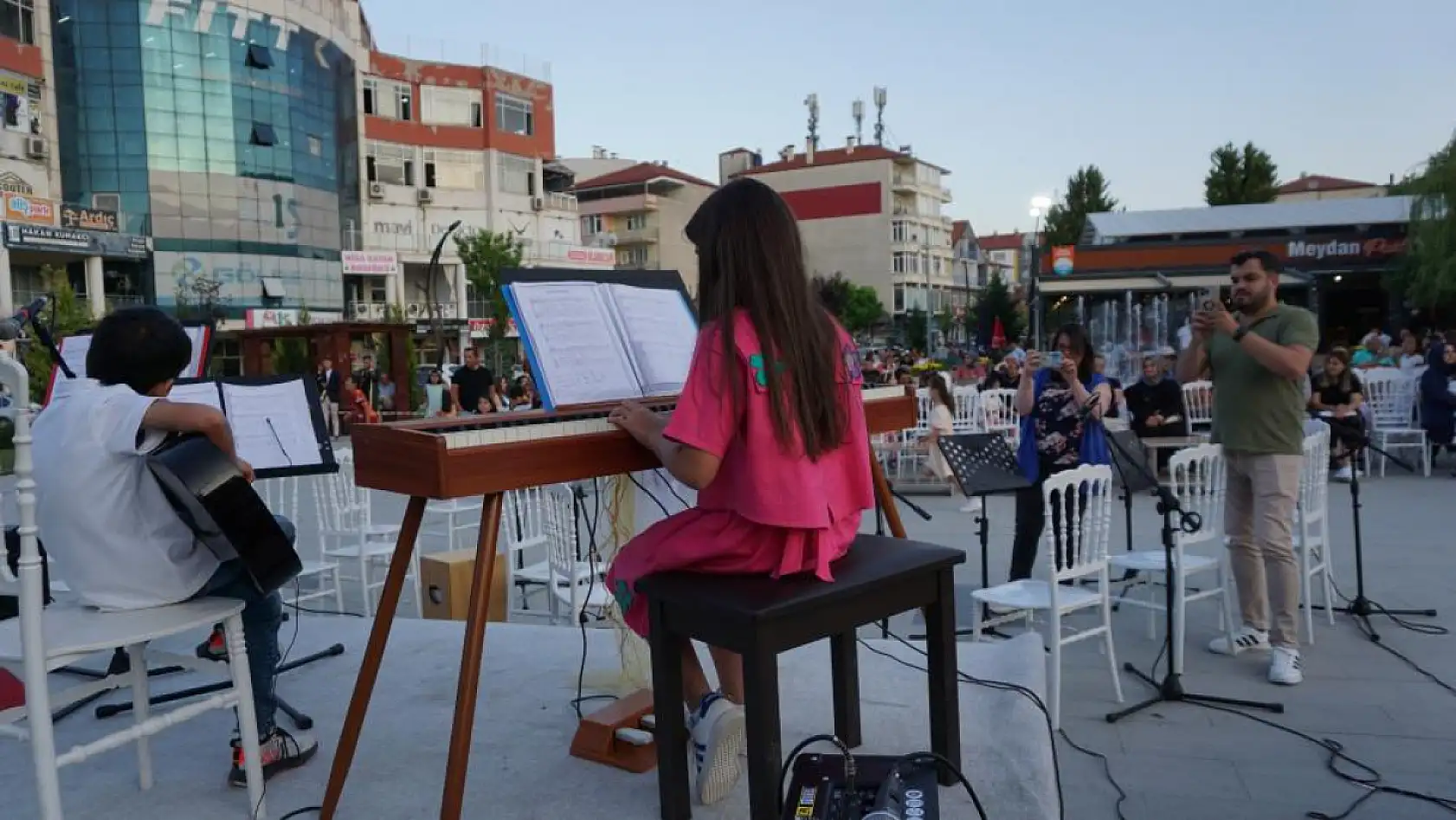 Küçük parmaklar Yörük ezgilerini Batı'nın tınılarıyla buluşturdu