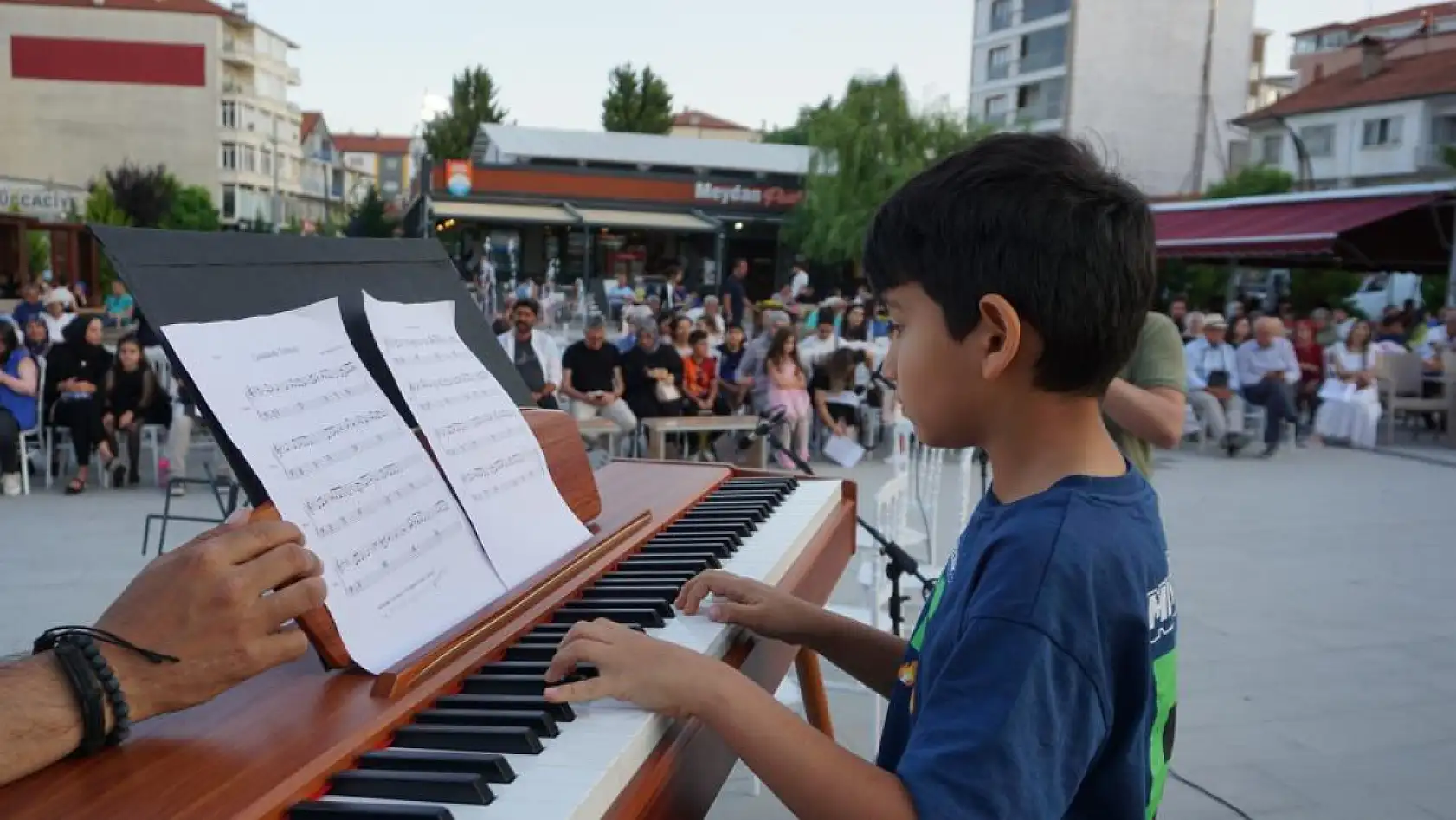 Küçük parmaklar Yörük ezgilerini Batı'nın tınılarıyla buluşturdu