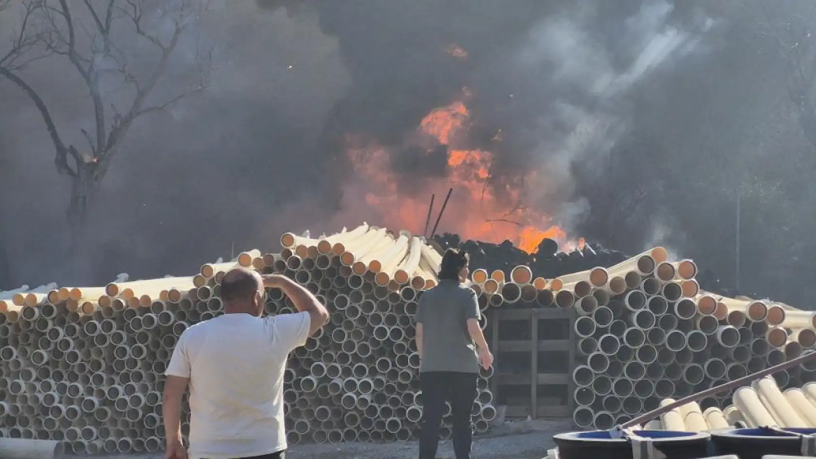 Bodrum'da depolama alanında yangın: Plastik borular yandı