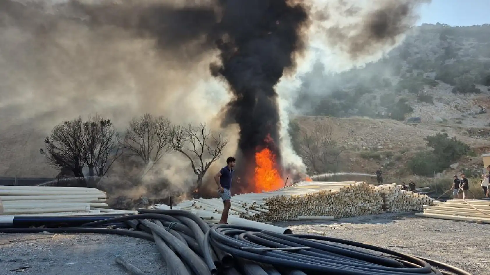 Bodrum'da depolama alanında yangın: Plastik borular yandı