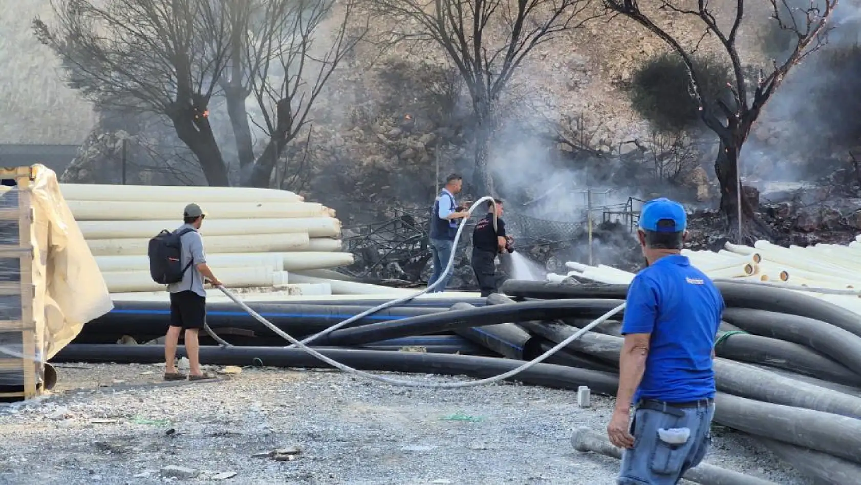 Bodrum'da depolama alanında yangın: Plastik borular yandı