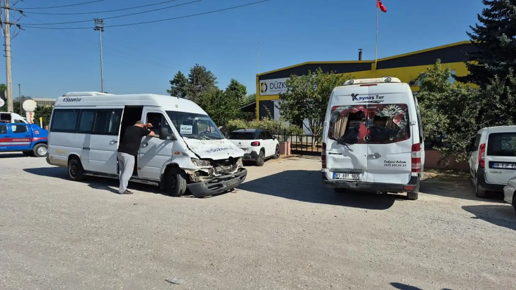 İşçi Servisleri ve Tır Kazasında 6 Kişi Yaralandı