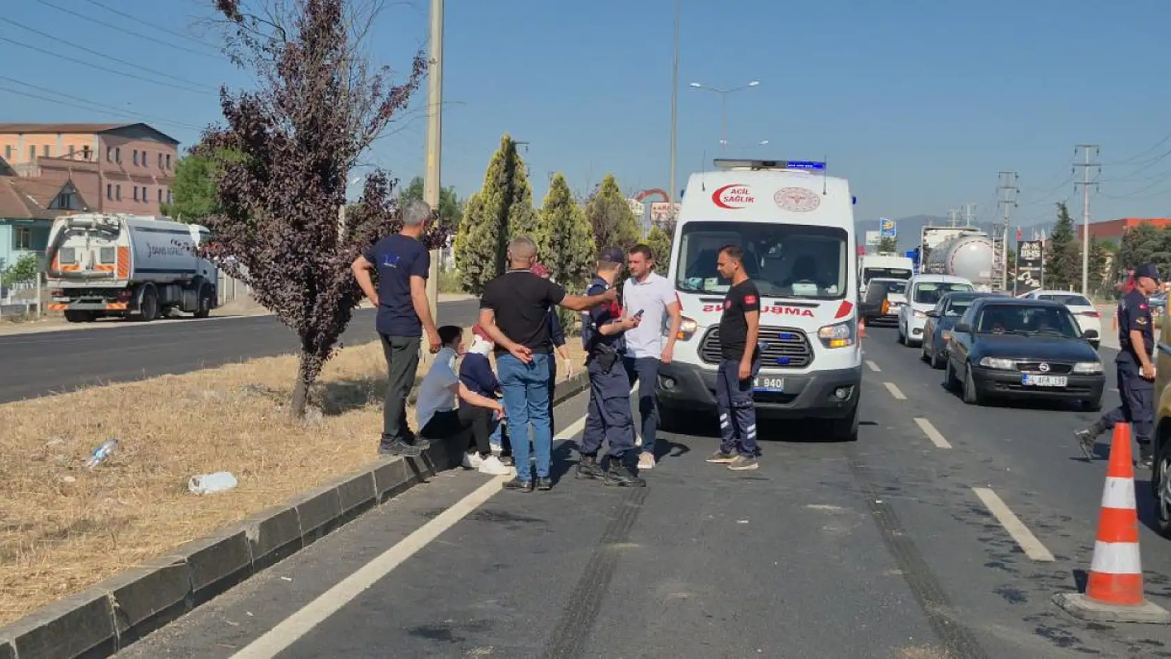 İşçi Servisleri ve Tır Kazasında 6 Kişi Yaralandı