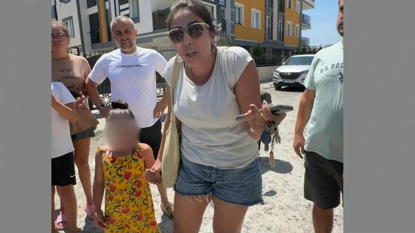 Habere giden gazeteciler haber oldu: Polisin gözü önünde gazeteciler gaspa uğradı