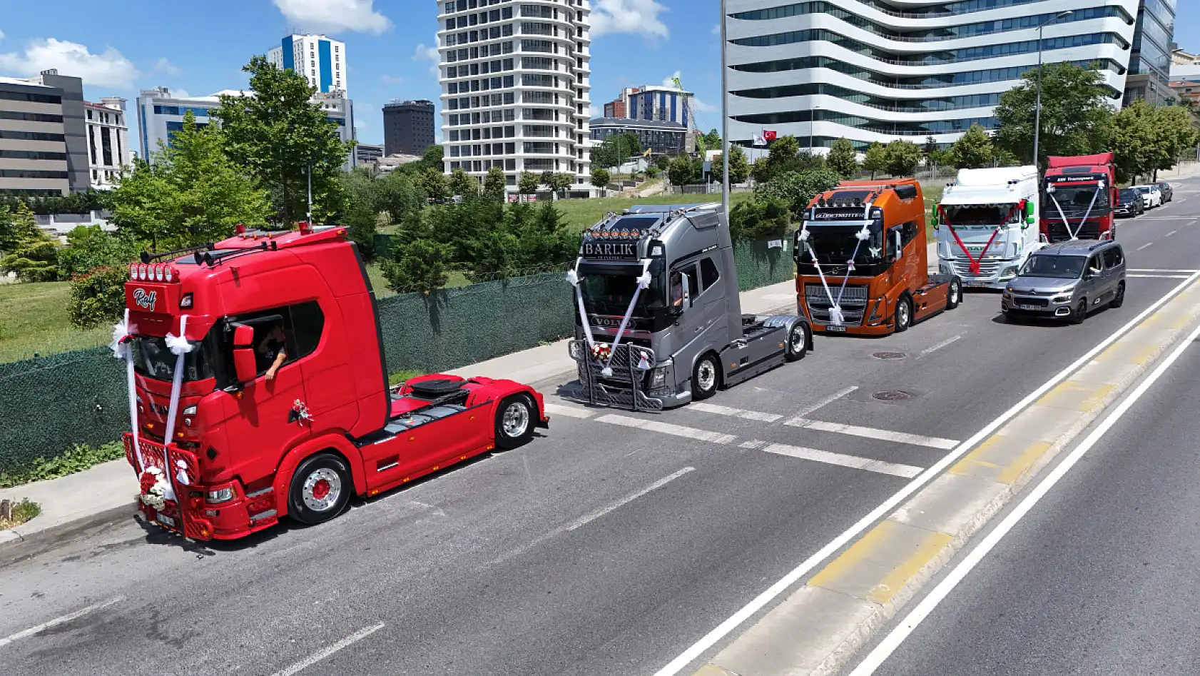 Kırmızı Tırla Gelin Aldı! O Anlar Sosyal Medyayı Salladı