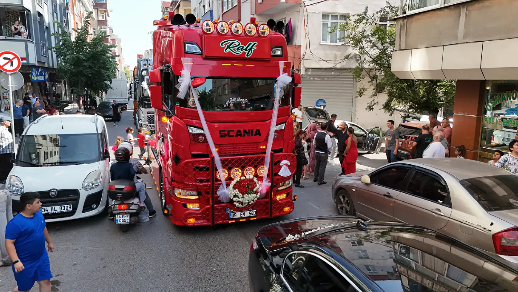 Kırmızı Tırla Gelin Aldı! O Anlar Sosyal Medyayı Salladı