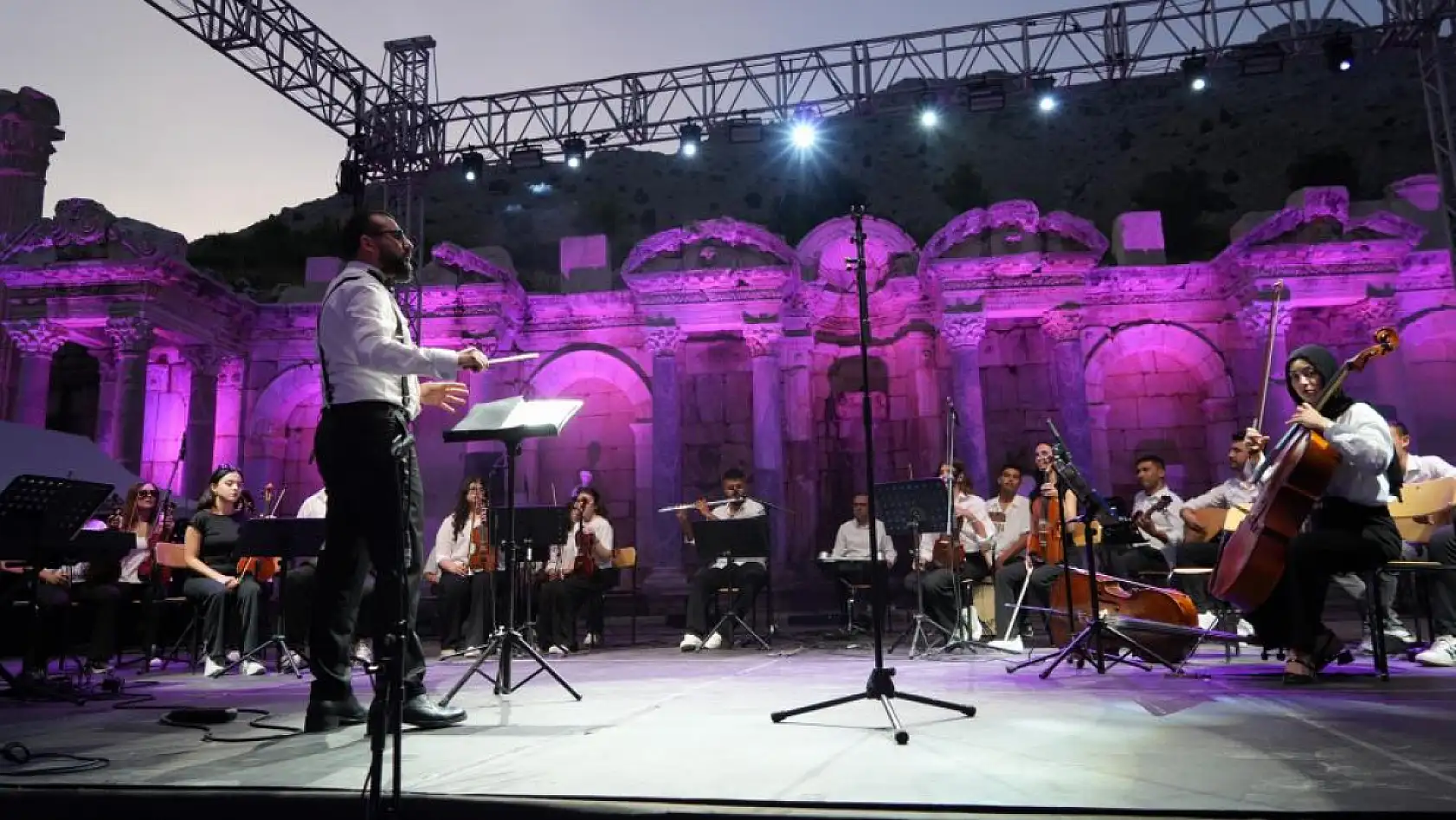 Antik kentte ilk gece gösterisi yapıldı