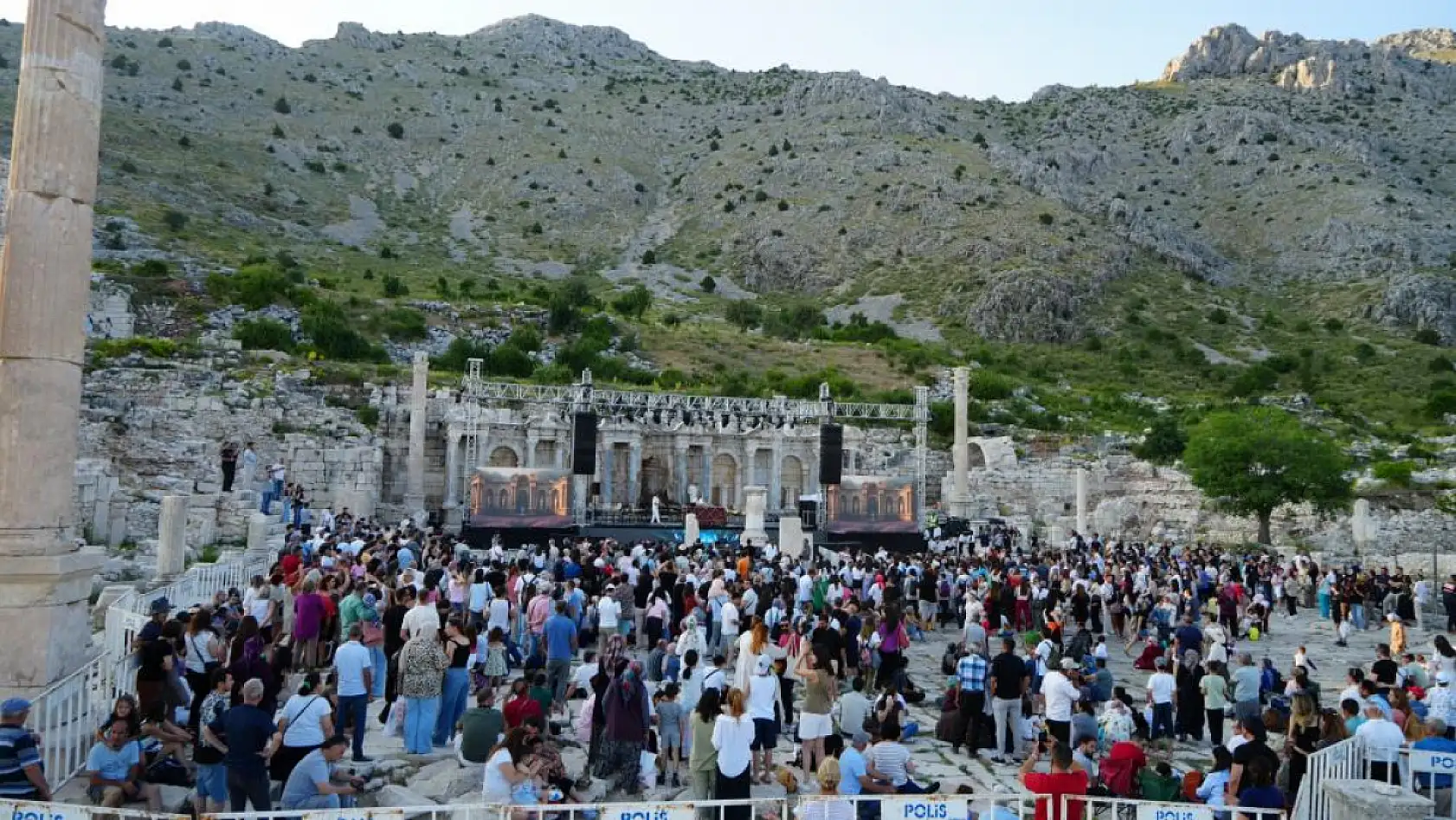 Antik kentte ilk gece gösterisi yapıldı