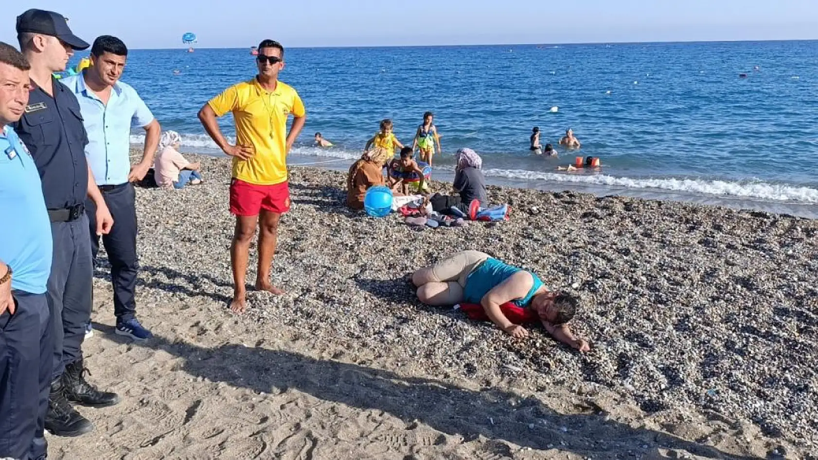 Halk Plajında Korku Dolu Anlar: Kadın Son Anda Kurtarıldı